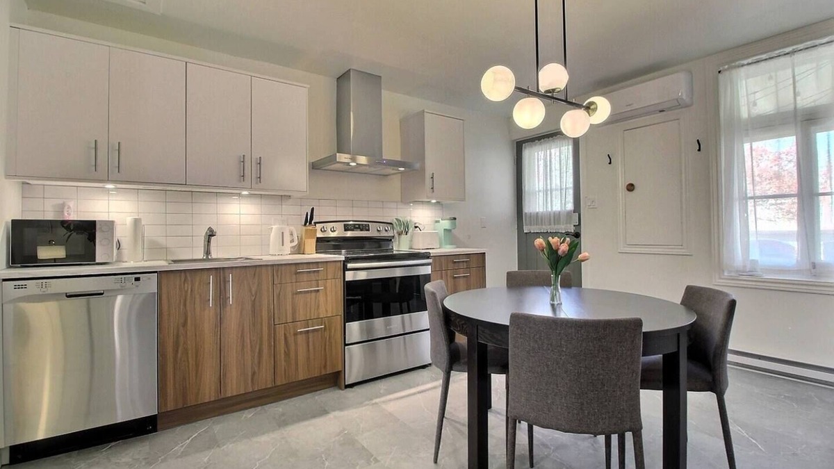Sainte-Foy-Sillery-Cap-Rouge Apartment | Sillons de Maguire modern renovated apartment with parking