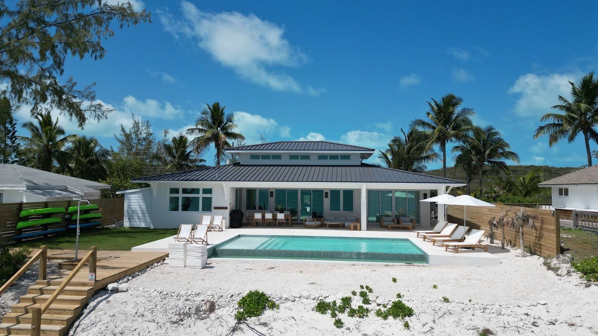Jimmy Hill House | Silver Beach House - Lux Vacation Home. 7 mins from Airport. Infinity Pool+