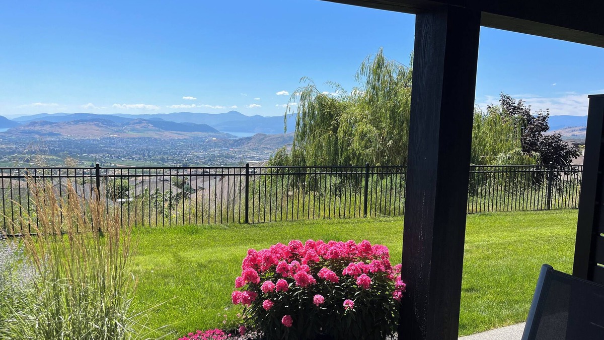 Foothills House | Silver Circle Suite. Large luxury suite, for that perfect getaway!