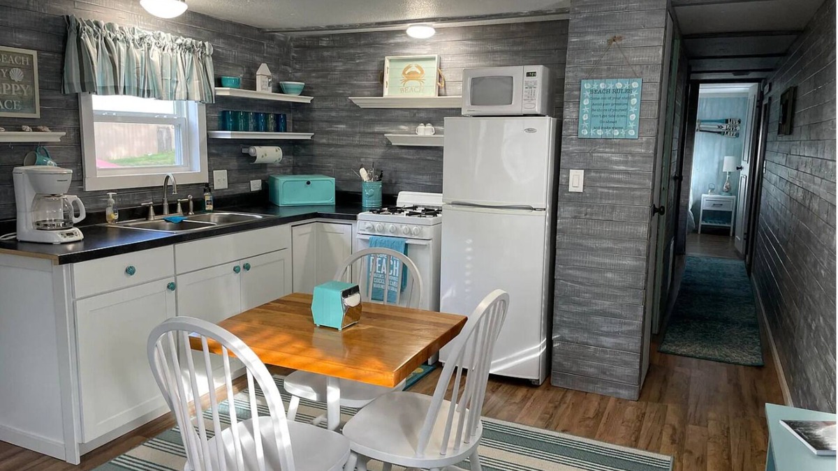 Mears Cottage | Silver Lake, 2 bedroom 1 bath, short walk to Upper Silver Lake beach access