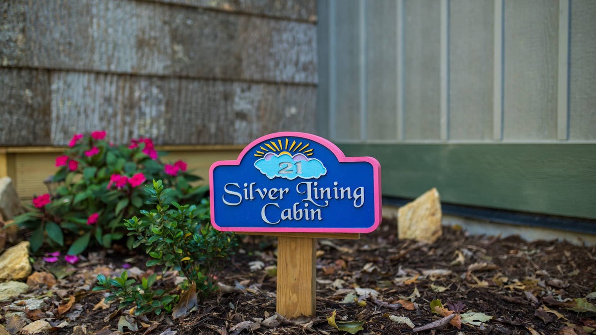 Fletcher Cabin | Silver Lining Cabin - Hello Relaxation! Sweet, well water, hot tub, pets