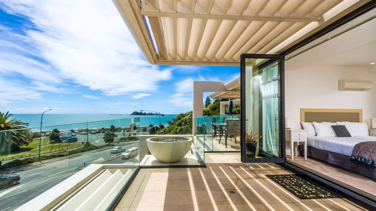 Nelson Apartment | Silver Sands - Beautiful Penthouse-level Beachside Apartment