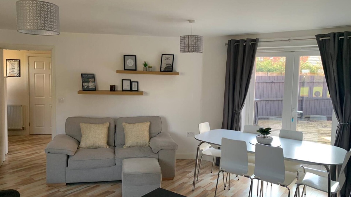 Ashby-de-la-Zouch House | Silver Stag Properties, Spacious 3 BR Haven