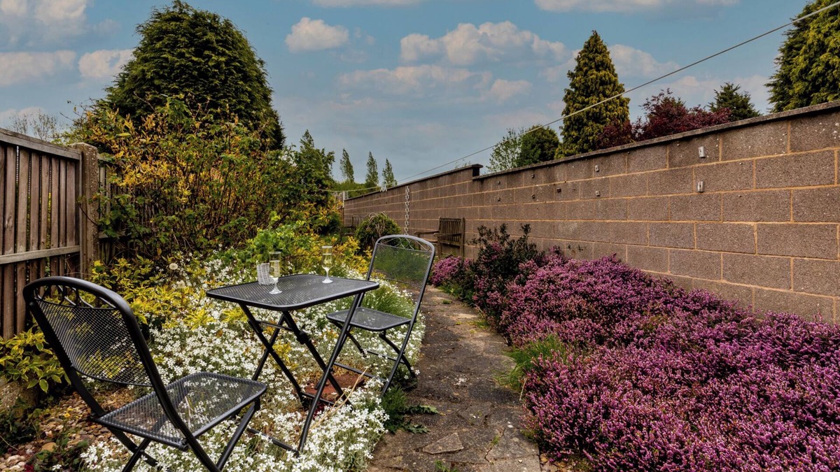 Swadlincote House | Silver Stag Properties, Cozy 2 BR House w Garden
