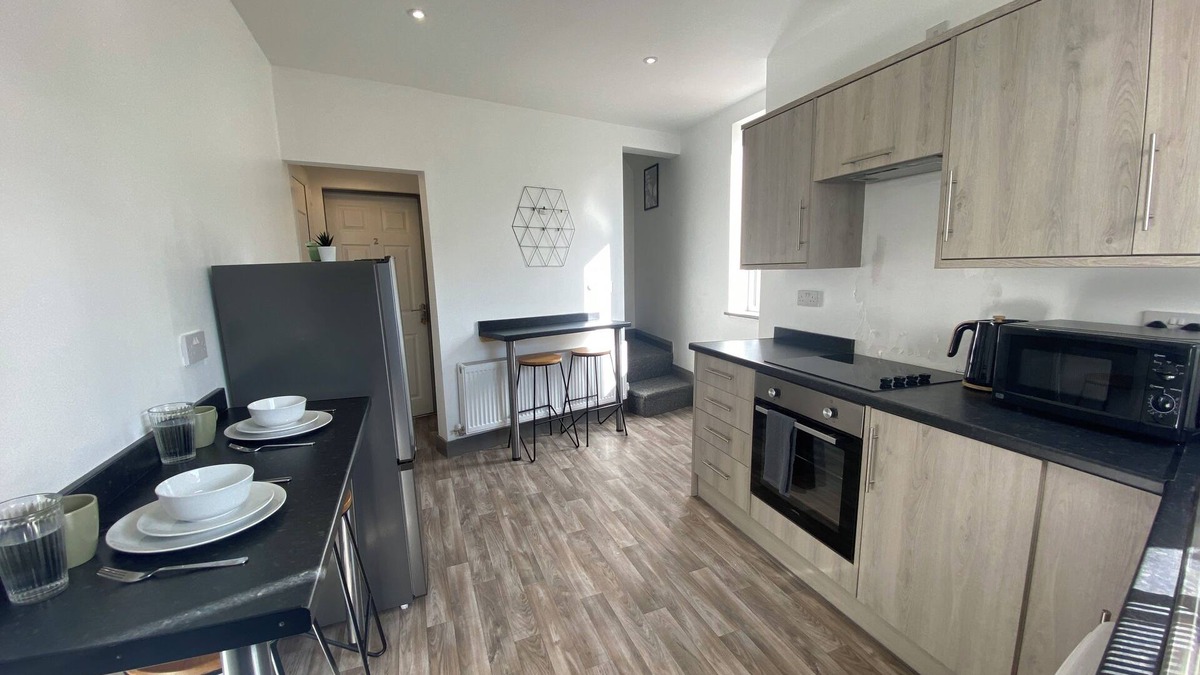 Church Gresley House | Silver Stag Properties, Ensuite Bedrooms w/Kitchen