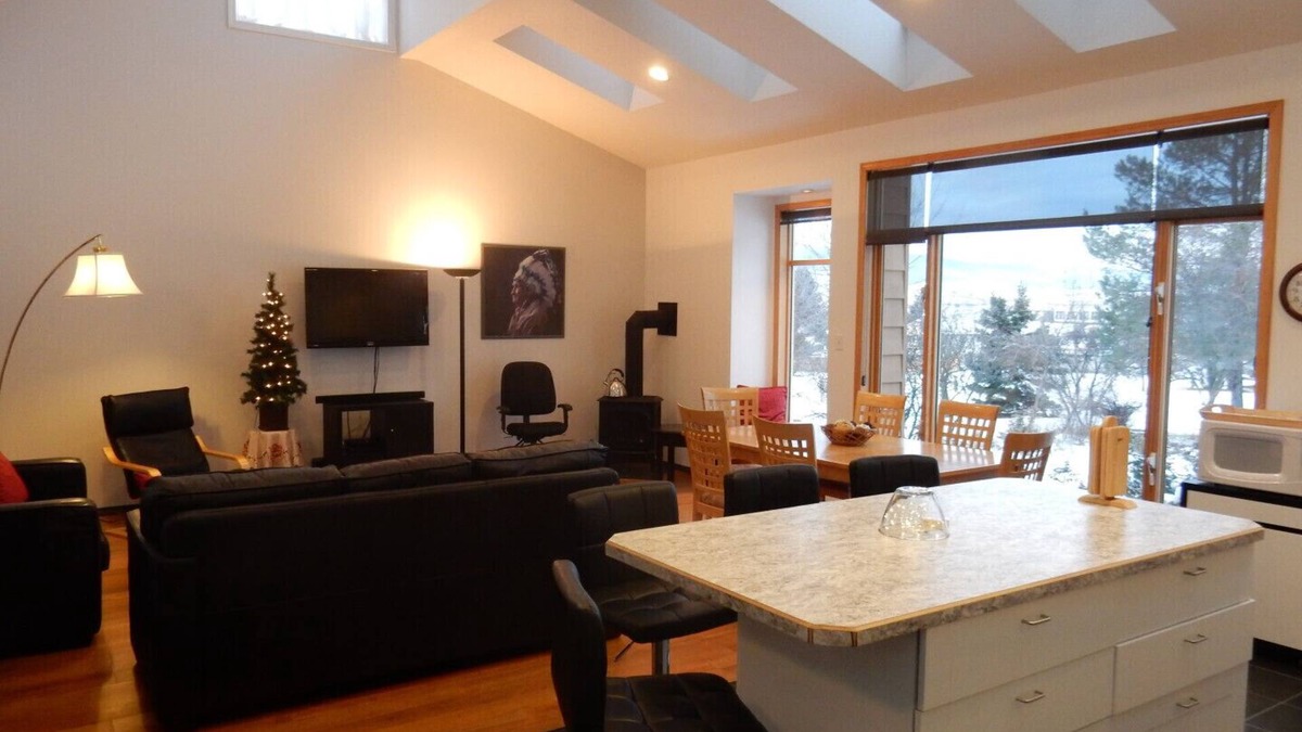 Vernon House | Silver Star Road Suites - Detached Two Bedroom Suite