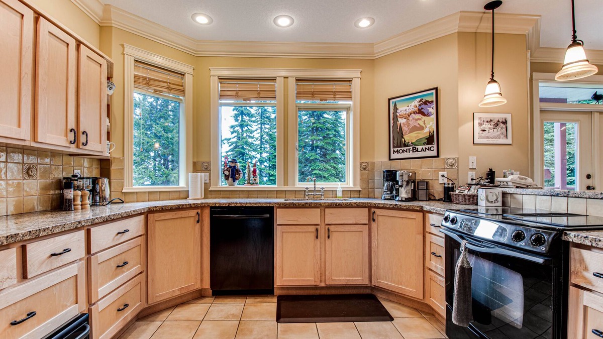 Silver Star Mountain Ski Chalet | Silver Star Vacation Home. Executive Luxury Chalet.Hottub gazebo.Best ski-in/out