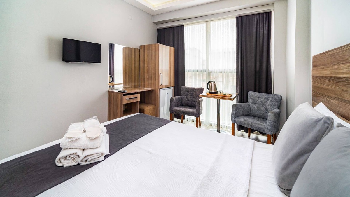 Izmir City Centre House | Silver Suit