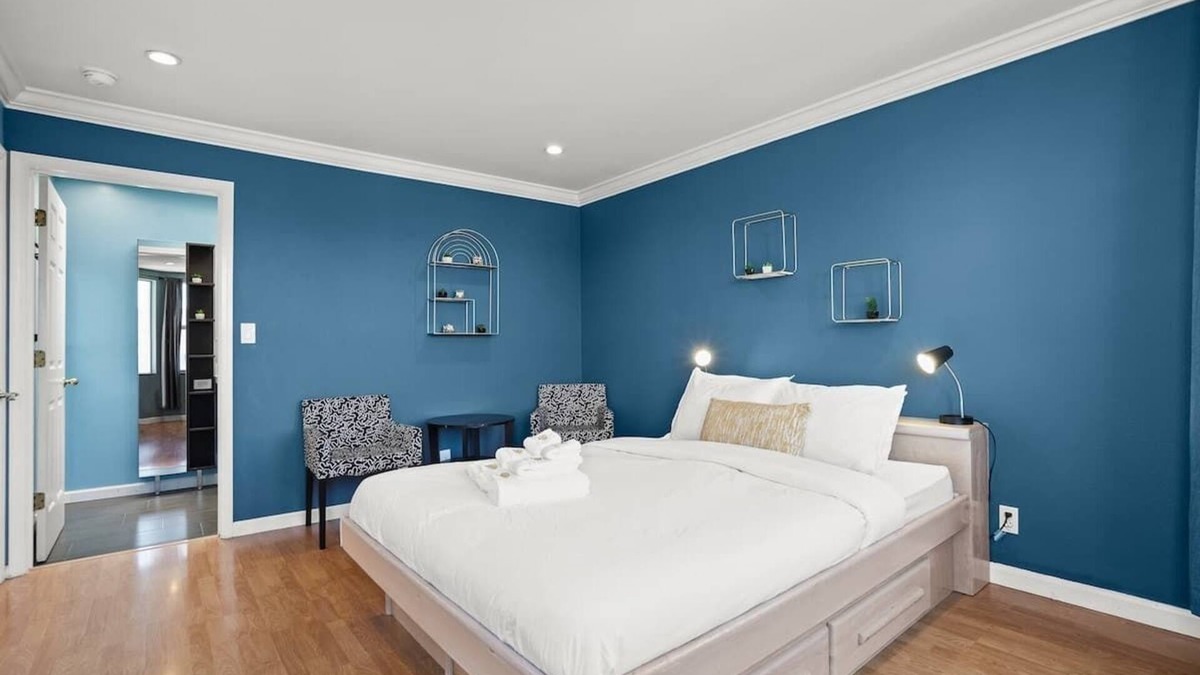 Little Hollywood House | Silver Terrace Gem Stunning Spacious 2BR Residence