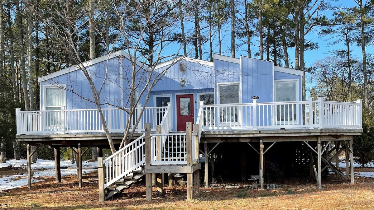 Piney Island House | Silver Thatch -4BR home , enclosed sun porch. Close to the beach. NO LINENS