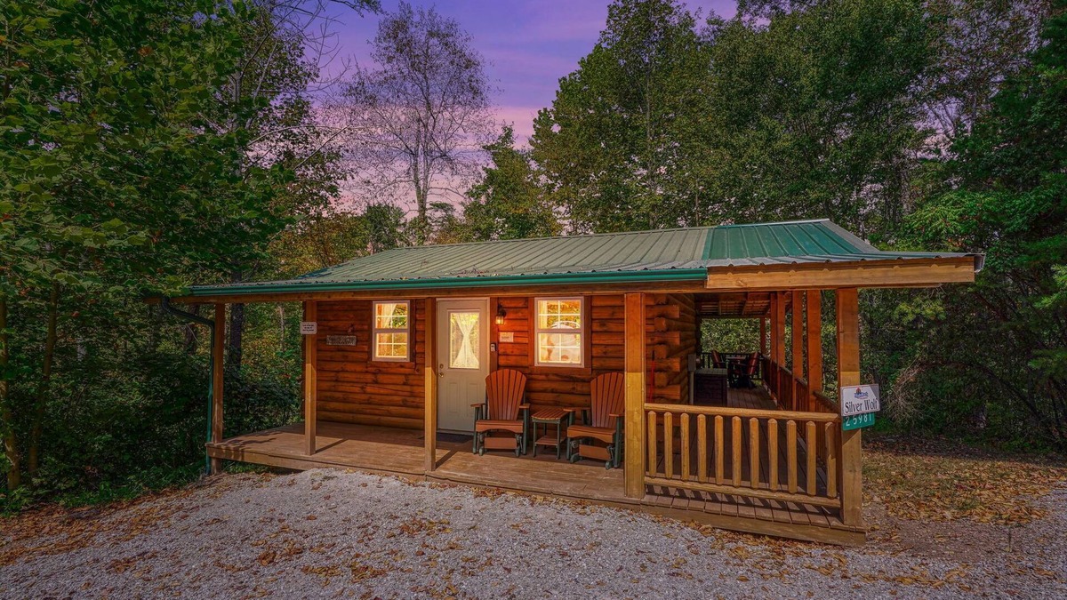 South Bloomingville Cabin | Silver Wolf: Privately situated + Pet friendly cabin w/hot tub in Hocking Hills