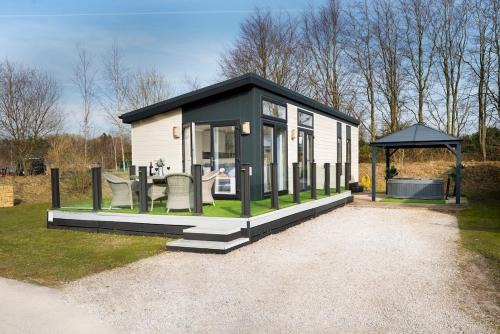 South Lakeland Leisure Village House | Silverdale Lodge, HotTub, Wi-FI, Quiet & Sleeps 4