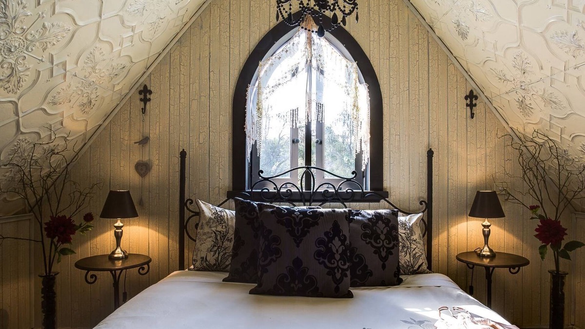 Rye House | Silverleaf Cottage - a romantic getaway for two