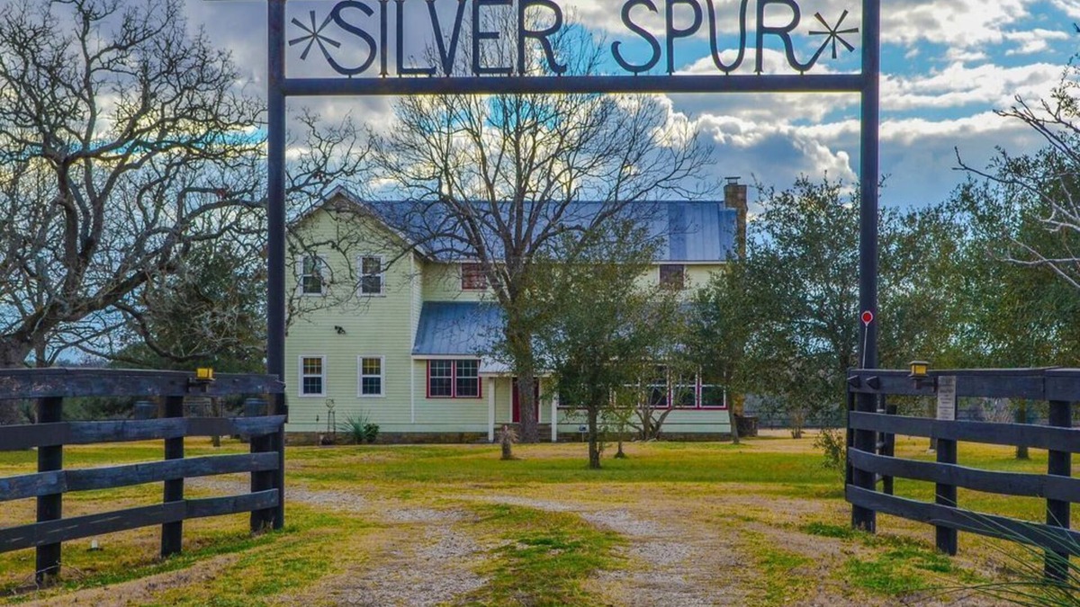 Fayetteville House | Silverspur at Round Top- Amazing restored 1800's Farmhouse on 40 acres w/a pool!