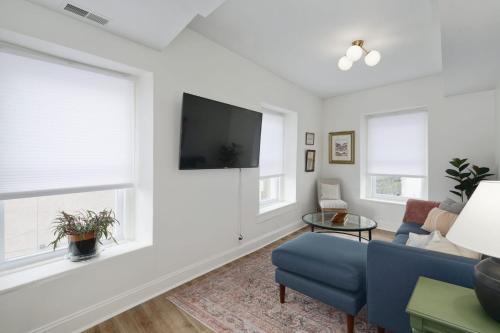 Roxborough-Manayunk Apartment | Silverwood Serenity - Balcony and City Views with Parking