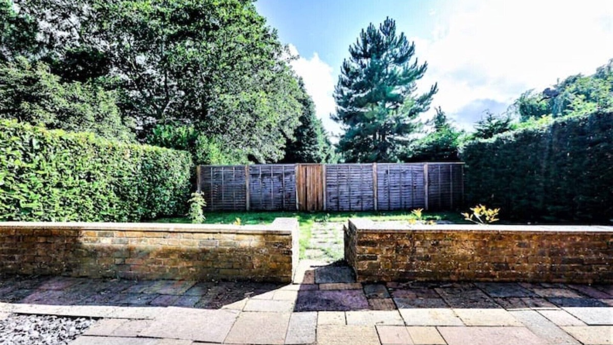 Hemel Hempstead House | Simba Stays: Luxurious Townhouse for Contractors, Relocators/Families