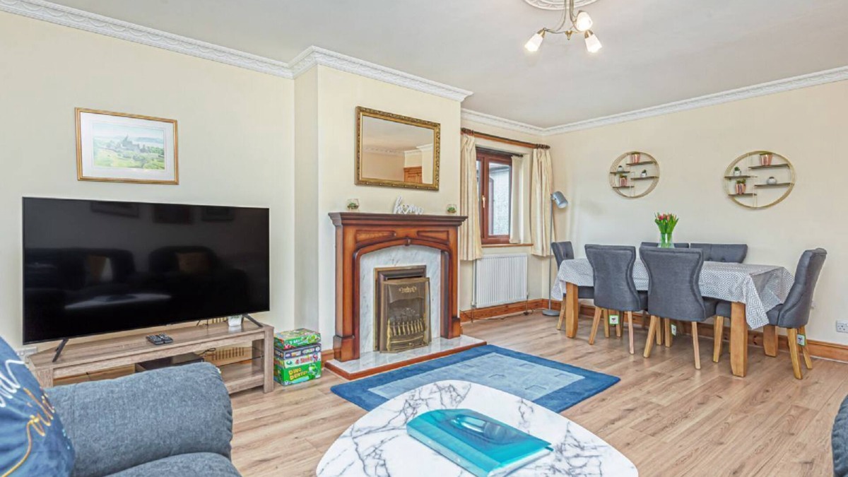 Beaumaris Cottage | Simdde Wen - a bungalow that sleeps 6 guests in 3 bedrooms