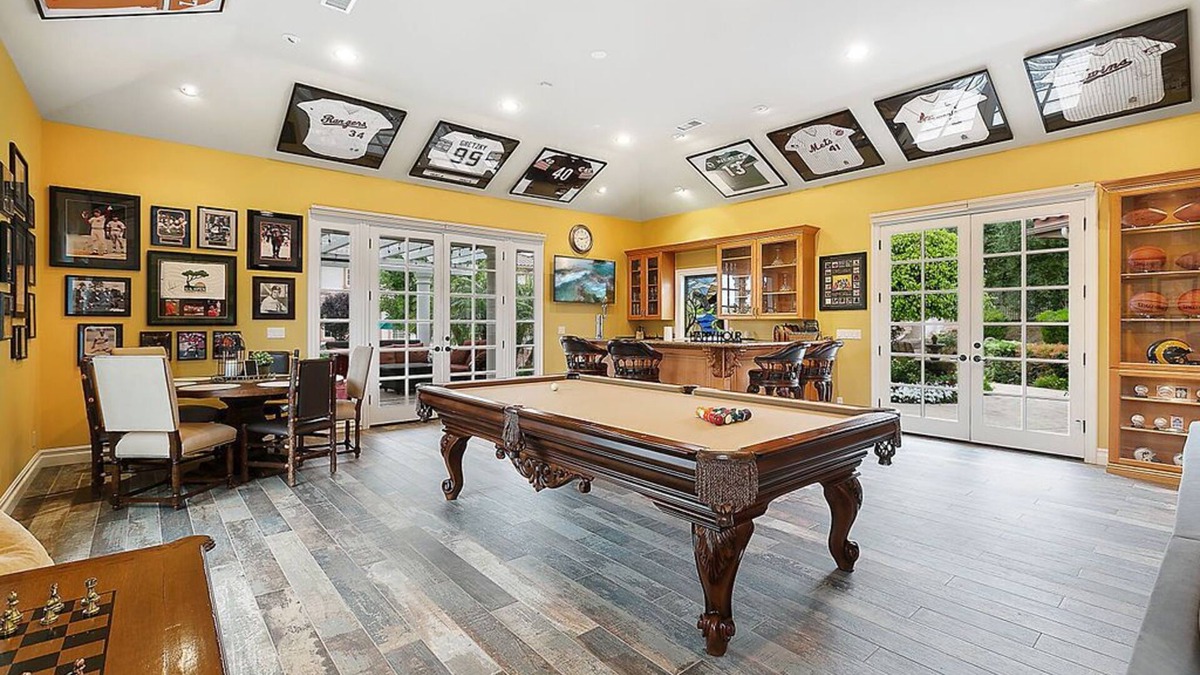 Simi Valley House | Simi Valley - Memorabilia Guest Retreat