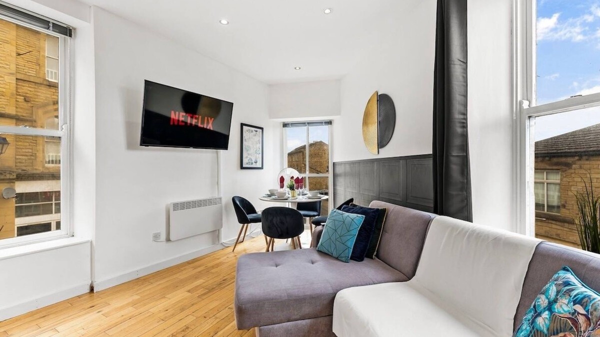 Dewsbury Apartment | Simple 2 Bed in Central Dewsbury - Sleep 5