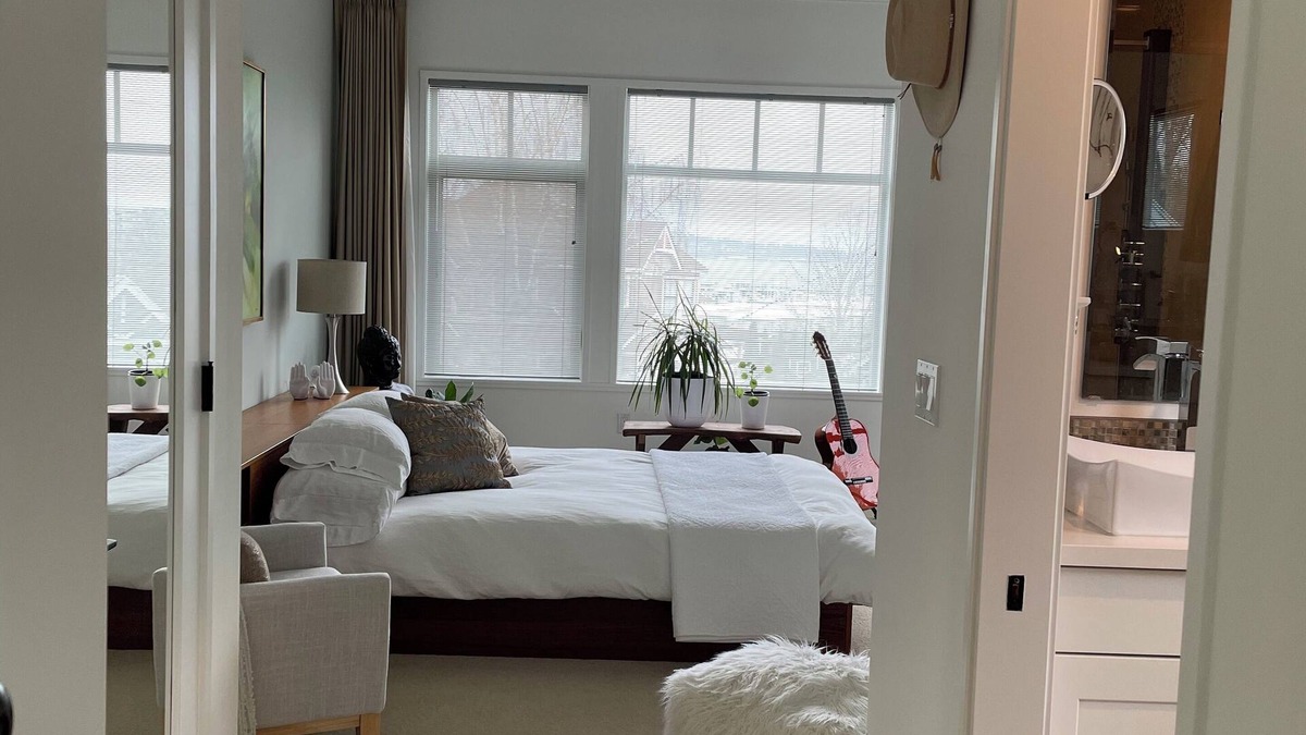 Bellingham House | Simple Elegance - nicely appointed home in Bellingham, WA