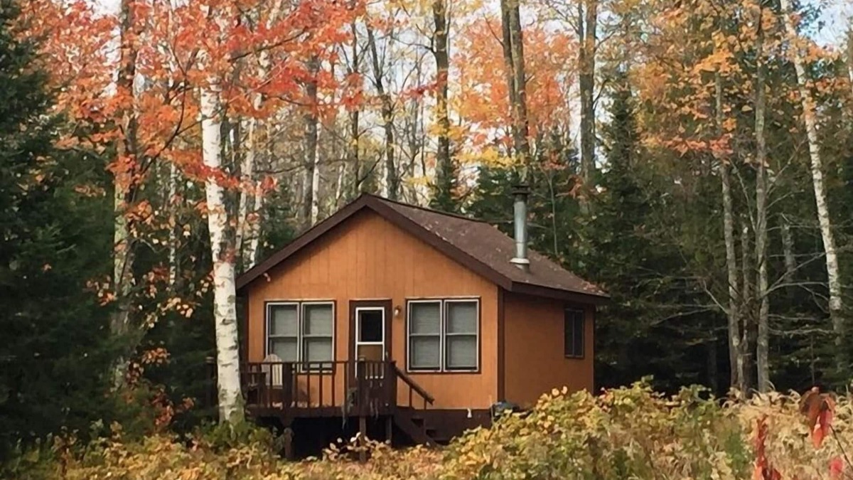 La Pointe House | Simple Gifts - A Simple Studio Cabin with Lake Superior Acesss across the Street!