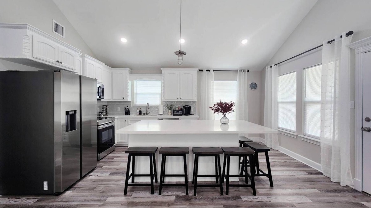 Surfside Beach House | Simple Modern GreenBean home 3BR near beach
