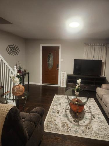 Upper Darby Apartment | Simple 'N' Sheek 3bedroom 1 bathroom house