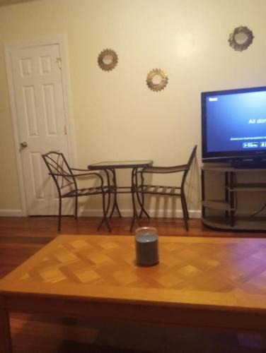 Niskayuna Apartment | simple one bedroom free parking