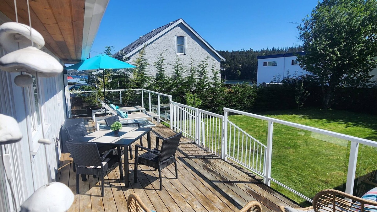 Regional District of Nanaimo House | Simple & Peaceful at Little House Nanaimo- only 3 mins to the Ocean!
