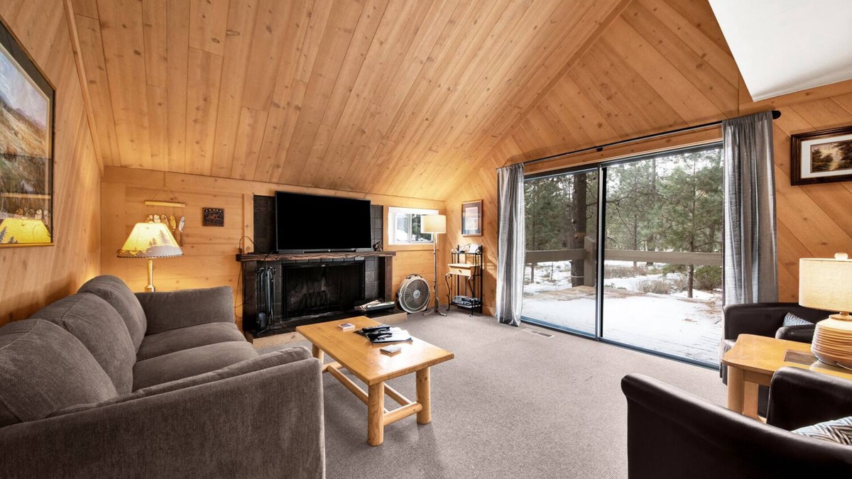 Overlook Park Hotel | Simple, pet friendly, cabin style home with Hot Tub - POL99