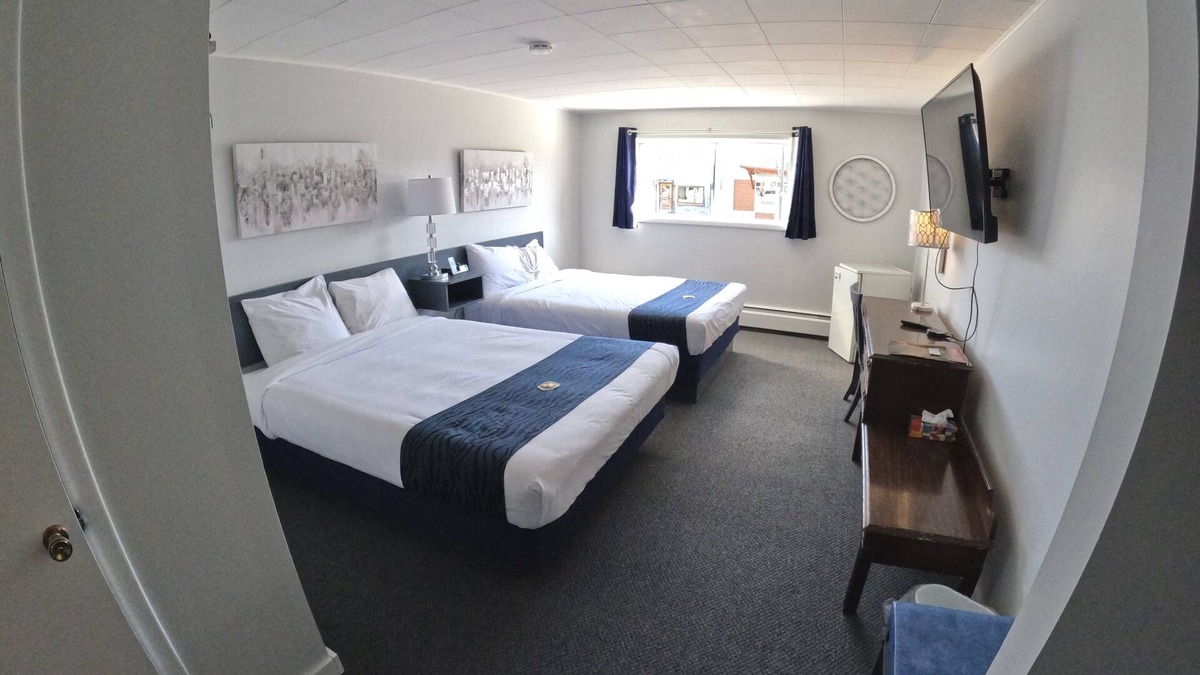 Creston House | Simple room with 2 queen beds, full bathroom.