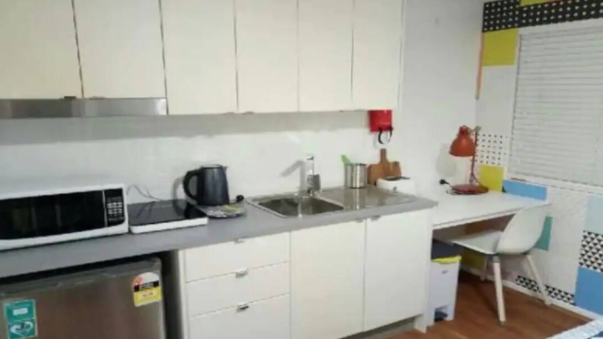 Sunnybank House | Simple Sunnybank Studio FREE A/C, parking & WiFi