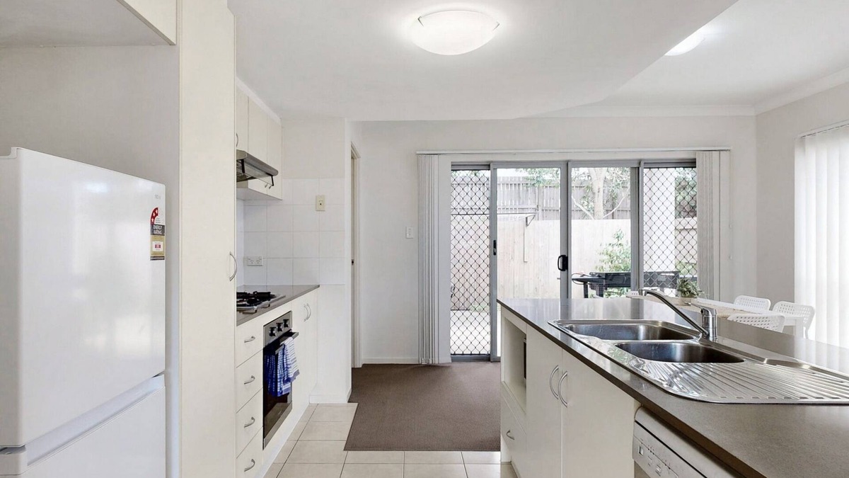 North Lakes Apartment | Simple & Sweet Mango Hill Apartment w Carpark