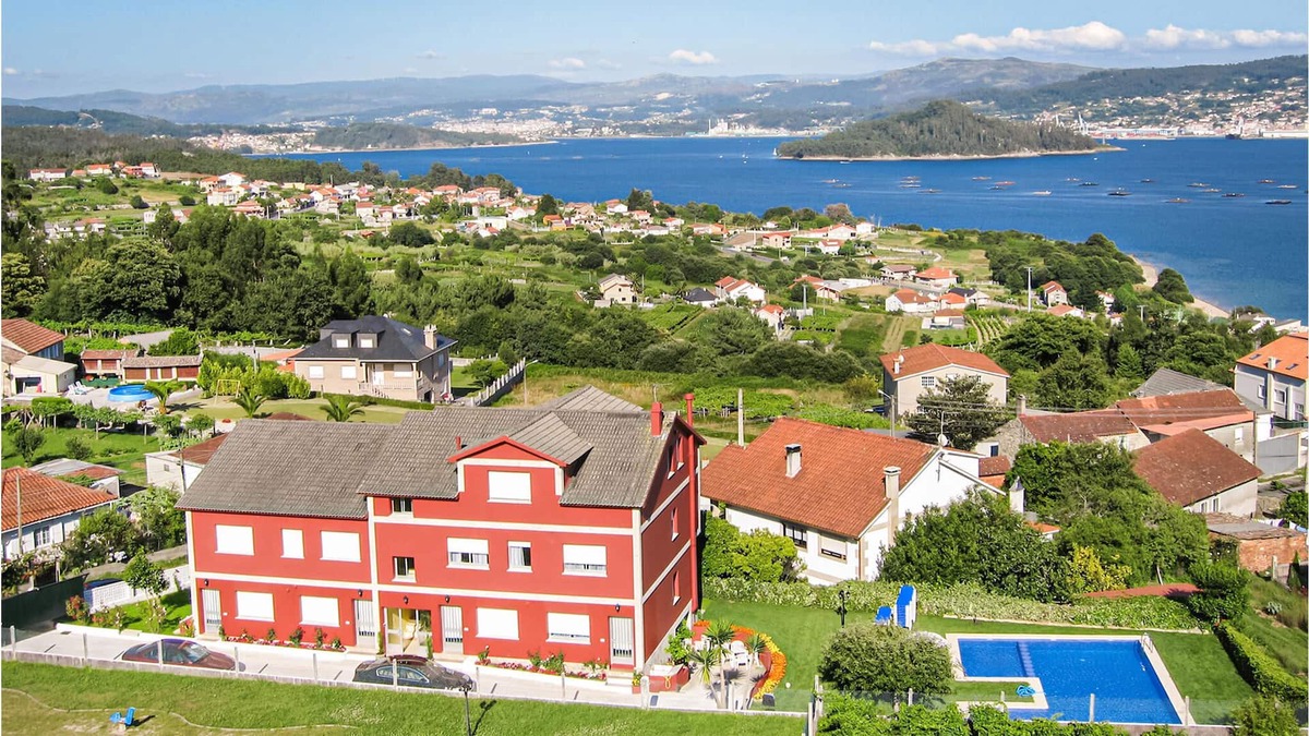 Samieira Apartment | Simple vacation apartment near the coast.