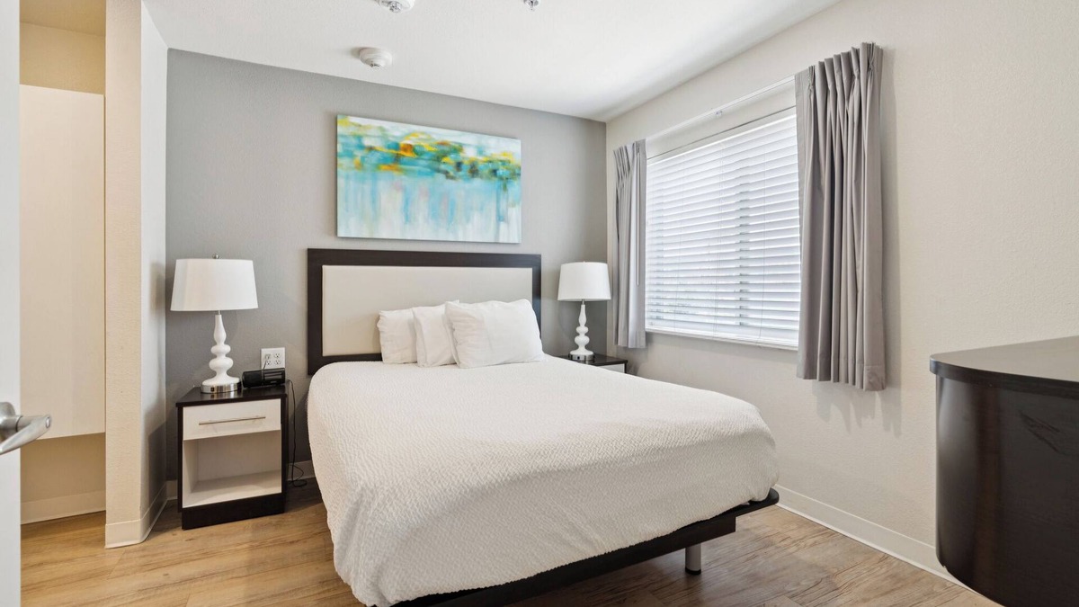 Far North Central Apartment | Simplicity At the Rim 1202 I Comfy 3 Bed 2 Bath