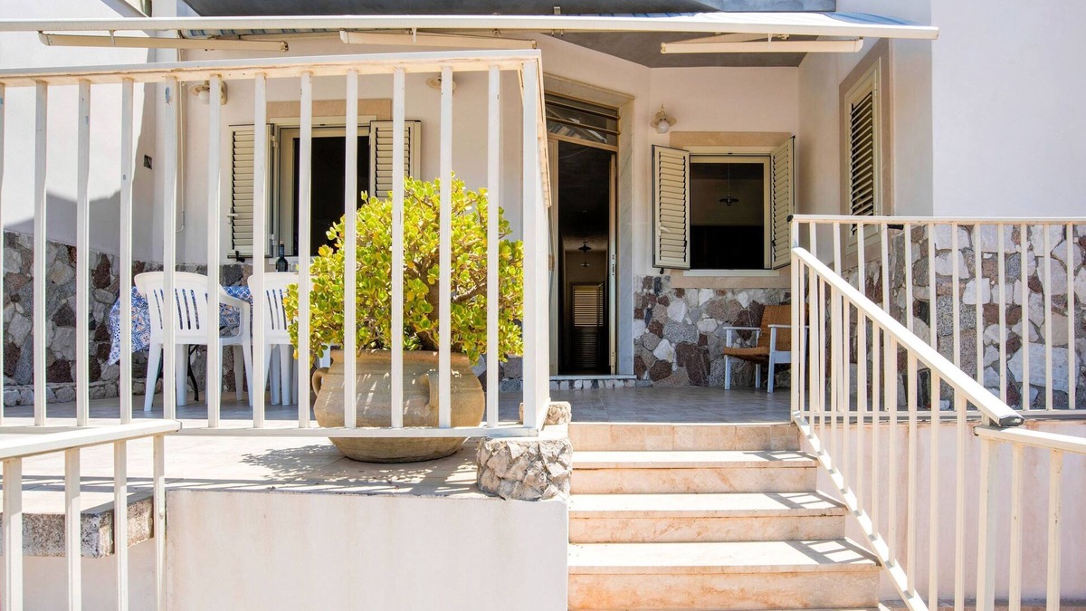 Scoglitti Villa | Simplistic Villa in Scoglitti near Sea Beach