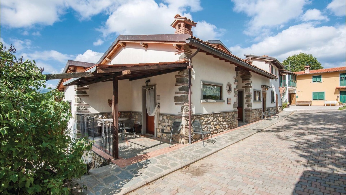 Pratovecchio Apartment | Simply and practically furnished apartment 2 km above Pratovecchio.