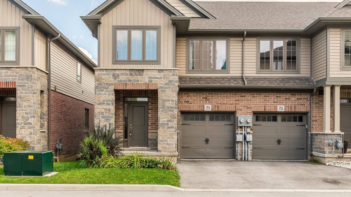 Stoney Creek House | Simply Comfort. 3BR 2.5BA Townhome 1 min to the Beach. BBQ.Parking