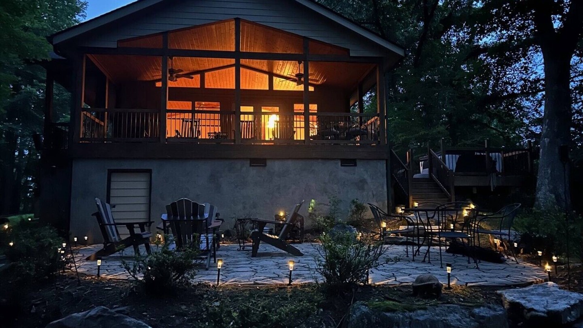 Crumpler Cabin | Simply Serene: Cozy Cabin, WIFI, AC, HotTub, Firepit, Covered Deck, Dog Friendly