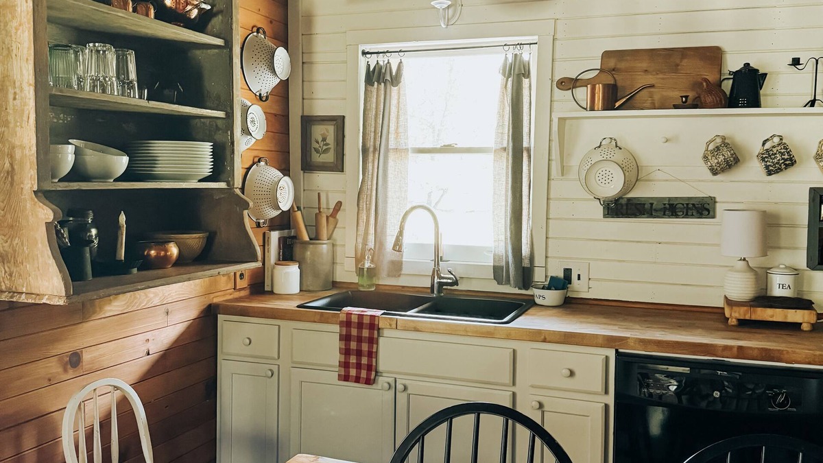 Damascus Cabin | Simply sweet creekside cottage with loft