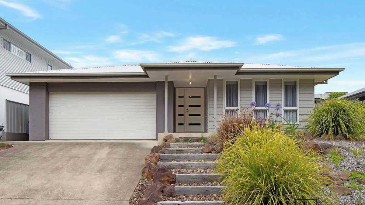 Malua Bay House | Simply Sylvan | Walk to Beach, Club & Shops