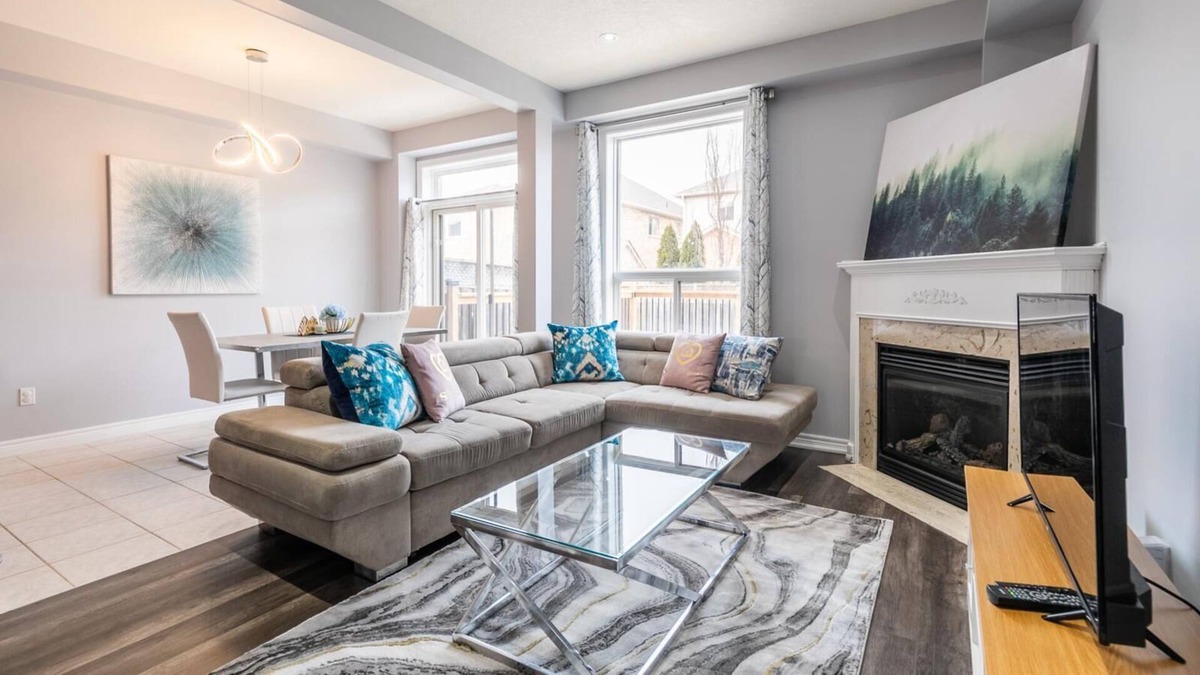 Stoney Creek House | SimplyComfort. 3BR 2.5 BA, HOT TUB, GYM, SAUNA, BBQ, PLAYGROUND