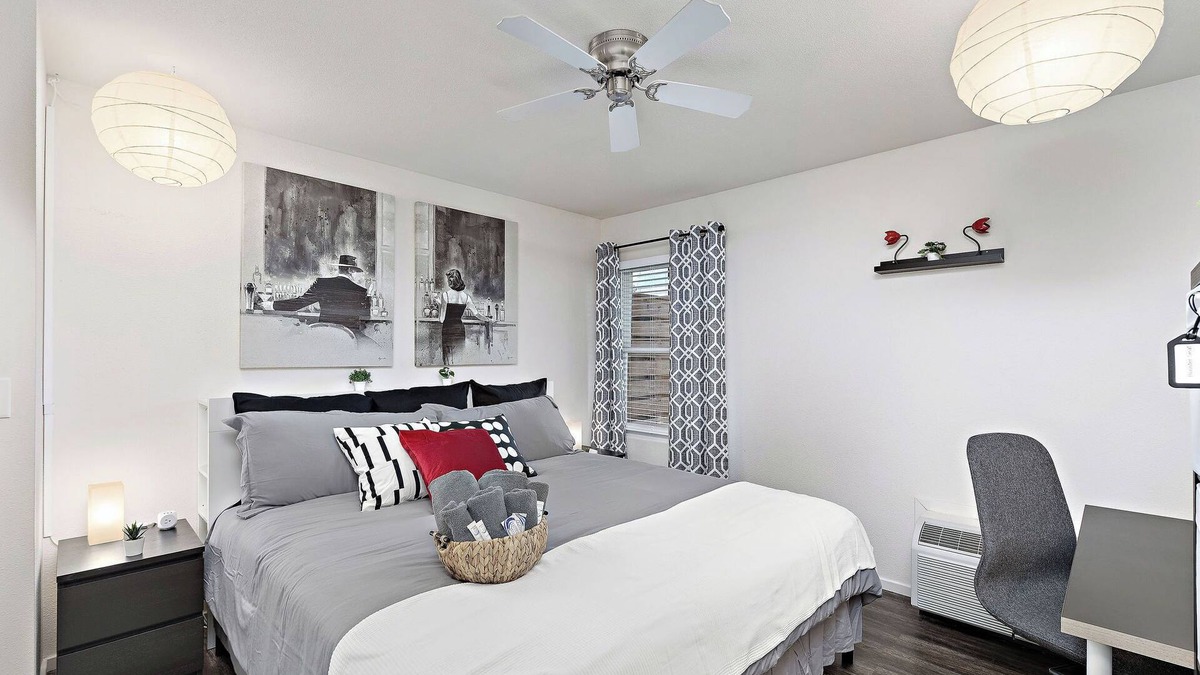 Prairie Village Apartment | Sinatra's Escape King Bd Fast WiFi Dedicated Parking and Workspace Accessible