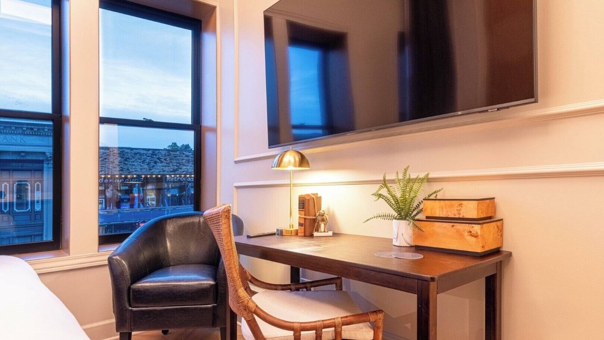 West Dundee Hotel | Sinclair Suites