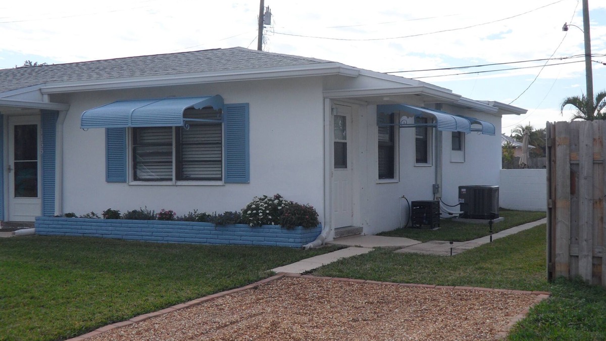 Singer Island Apartment | Singer Island duplex property 1.5 block to beach and restaurants
