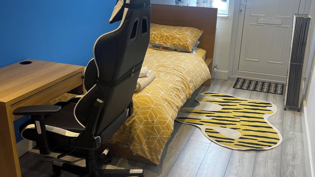 Bonnybridge House | Single Bedroom with Private Bathroom & Free Parking near City Center