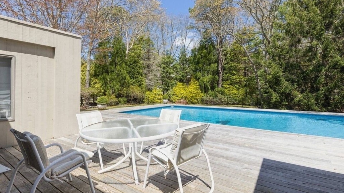 Wainscott House | Single family home walking distance to the Beach!