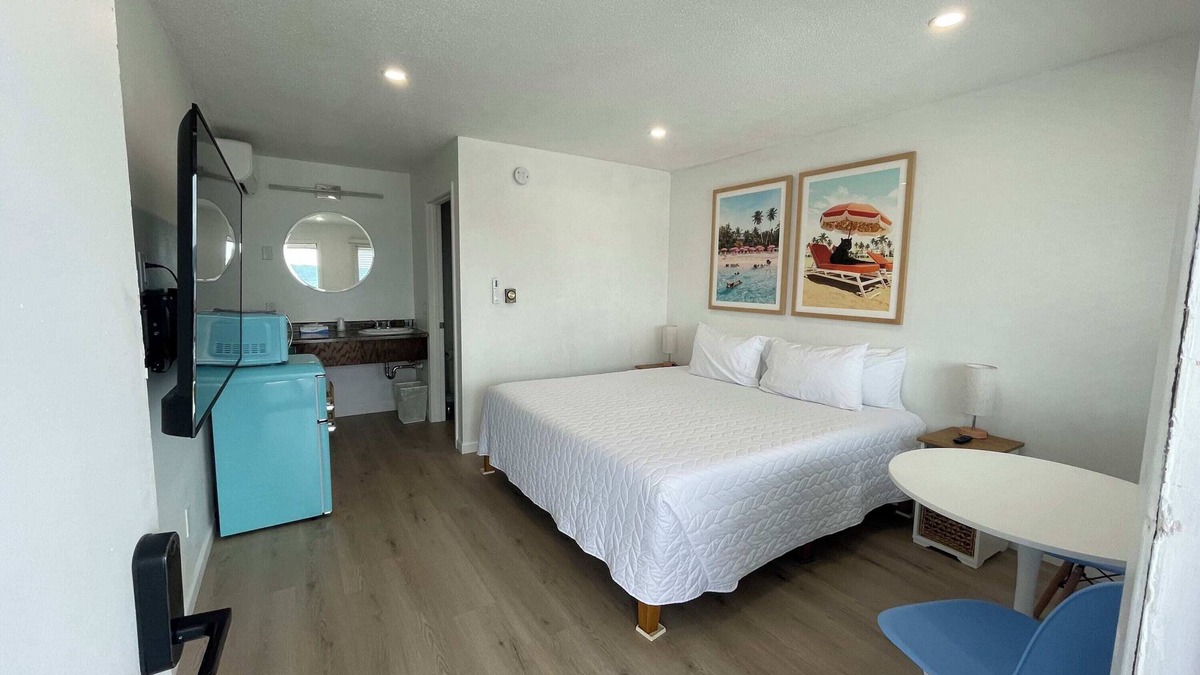 Lake City Apartment | Single King Room (Upper Level)