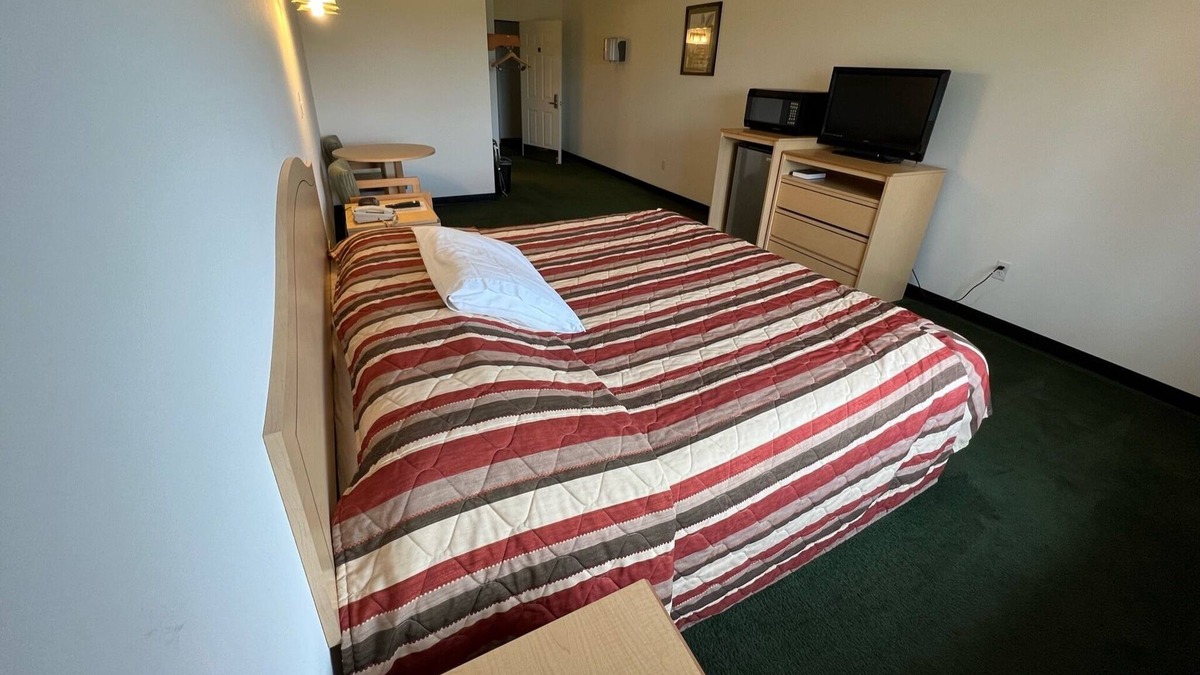 Renault Bed & Breakfast | Single King Suite with Free Breakfast and Parking!