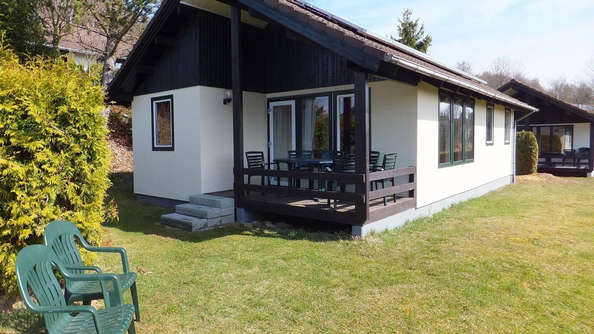 Kronenburg House | Single-Level Bungalow by Reservoir